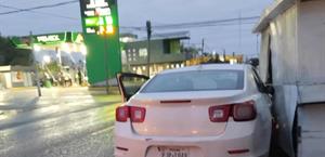 Conductor sale de la Feria y embiste puesto de tamales en Río Bravo