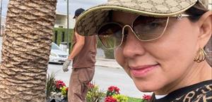 Embellece funcionaria la rotonda de su calle