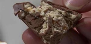 Encuentran un alfiler  dentro de chocolate regalado a un menor