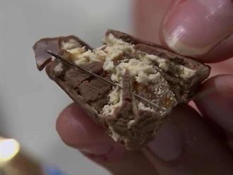 Encuentran un alfiler  dentro de chocolate regalado a un menor