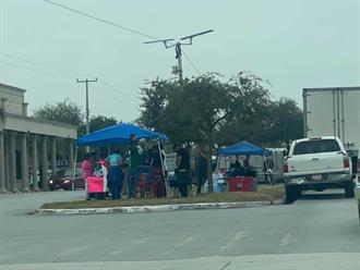 Caen ventas por causa del frío y lluvias: tianguistas