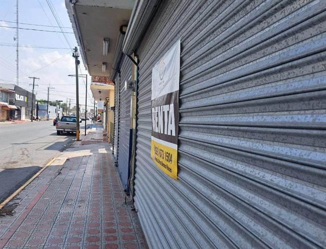 Cierran negocios por  exceso de impuestos