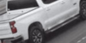 Acusan de asesinato a dos hombres prófugos