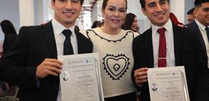 Entregan becas de titulación en Nuevo Laredo