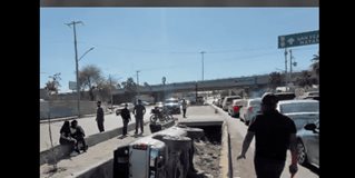 Dormita al volante y acaba en canal de desagüe