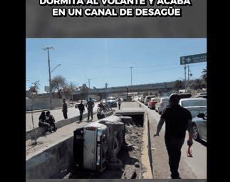 Dormita al volante y acaba en canal de desagüe
