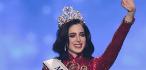 Fátima Bosch abandona entrevista con Telemundo