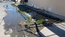 Fuga de agua sin atender en la Ribereña">