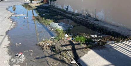 Fuga de agua sin atender en la Ribereña