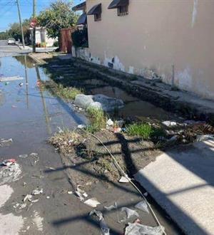 Fuga de agua potable sigue desatendida por Comapa
