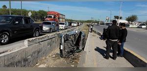 Dormita al volante y acaba  en un canal de desagüe