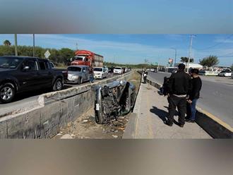 Dormita al volante y acaba  en un canal de desagüe