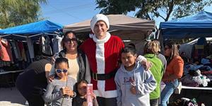 Legislador reparte juguetes en el Tianguis de Los Rieles