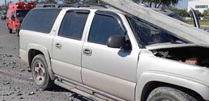 Derriba poste con su vehículo y se escapa