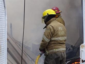 Fuego consume vivienda de 2 pisos en Río Bravo
