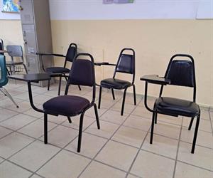 Solucionan problema de pupitres en la Club 20-30