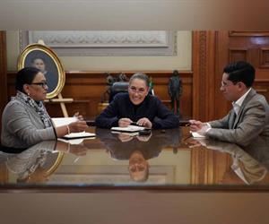 Sheinbaum conversa con el papa León XIV; lo invita a México