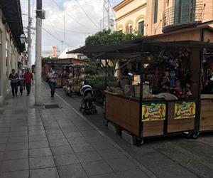 Cumplen comercios tres años de crisis