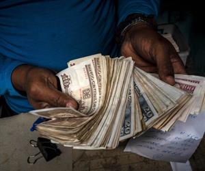 Cuba defiende medidas que permitirán transacciones en dólares para estimular una economía en crisis