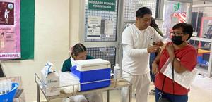 Ofrece el IMSS vacunas de temporada invernal