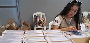 Entregan tarjetas de pensión a beneficiarios