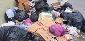 Amanecen contenedores rebasados de desechos