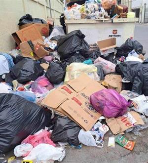 Amanecen contenedores rebasados de desechos