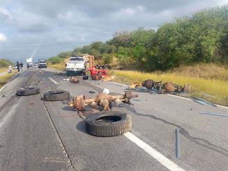 Camión vuelca en carretera Victoria–Matamoros a la altura de Padilla