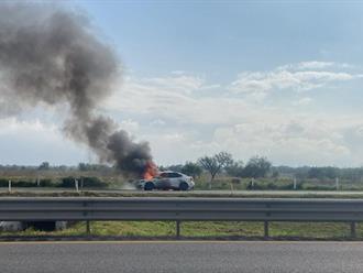 Fuego consume vehículo en la autopista Matamoros-Reynosa
