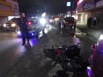 Derrapa jovencita en moto y embiste abuelito que cruzaba la calle en Río Bravo