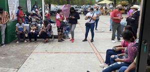 Esperan cita a la intemperie