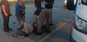 Camioneta embiste a motociclista y se fuga