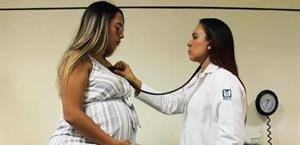 Busca el IMSS médicos residentes