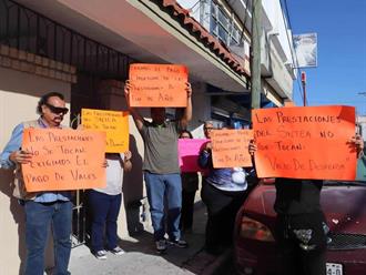 Estallan por vales atrasados