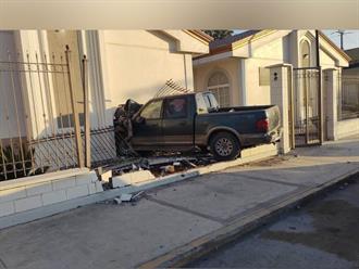 Se mete a iglesia mormona con todo y camioneta en Río Bravo