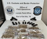 Oficiales de CBP confiscan armas