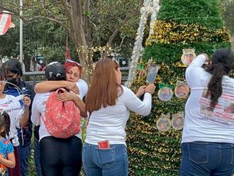 Árbol navideño honra a desaparecidos con fotos