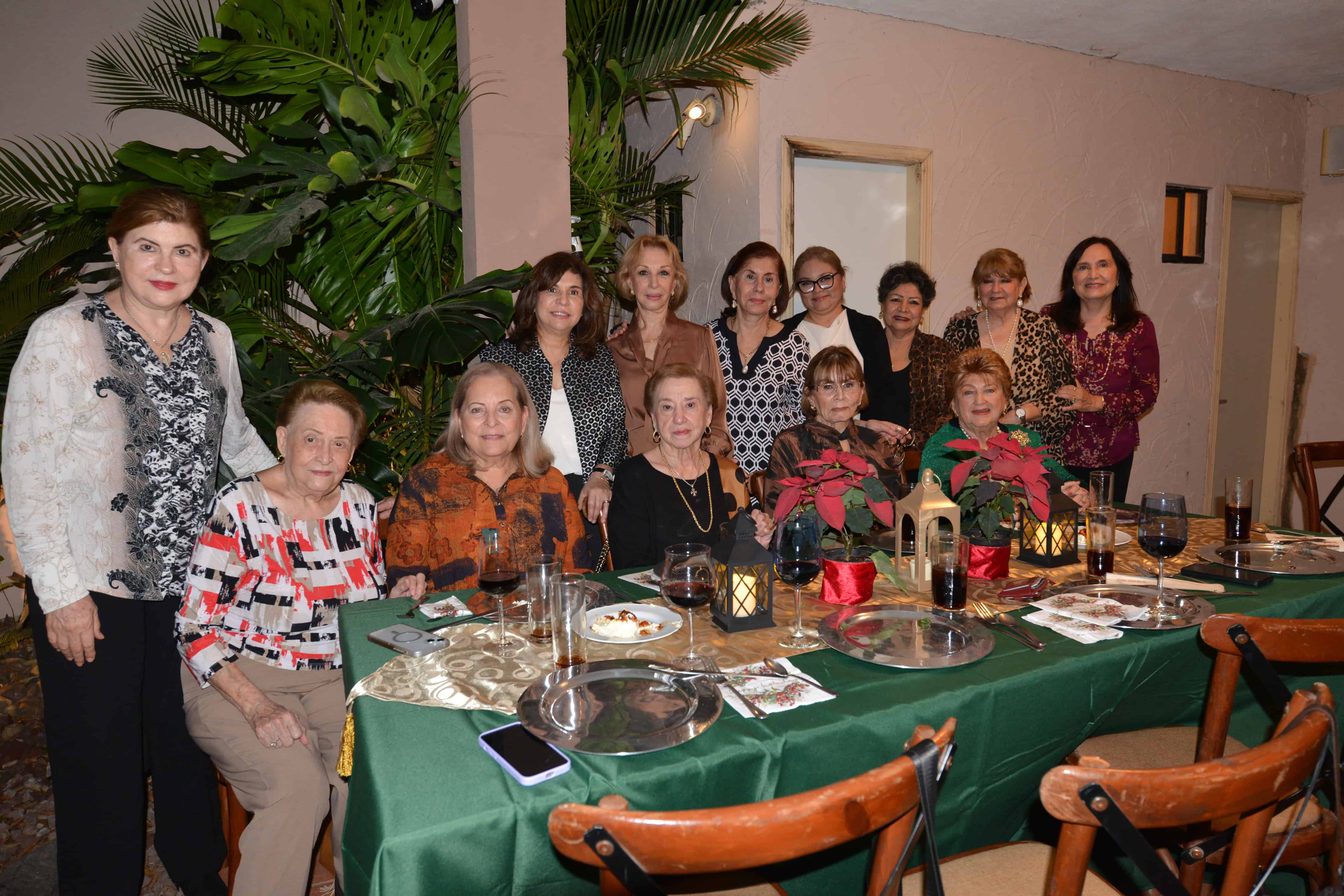 Disfrutan reunión decembrina en la casa de la familia Salinas Cantú.