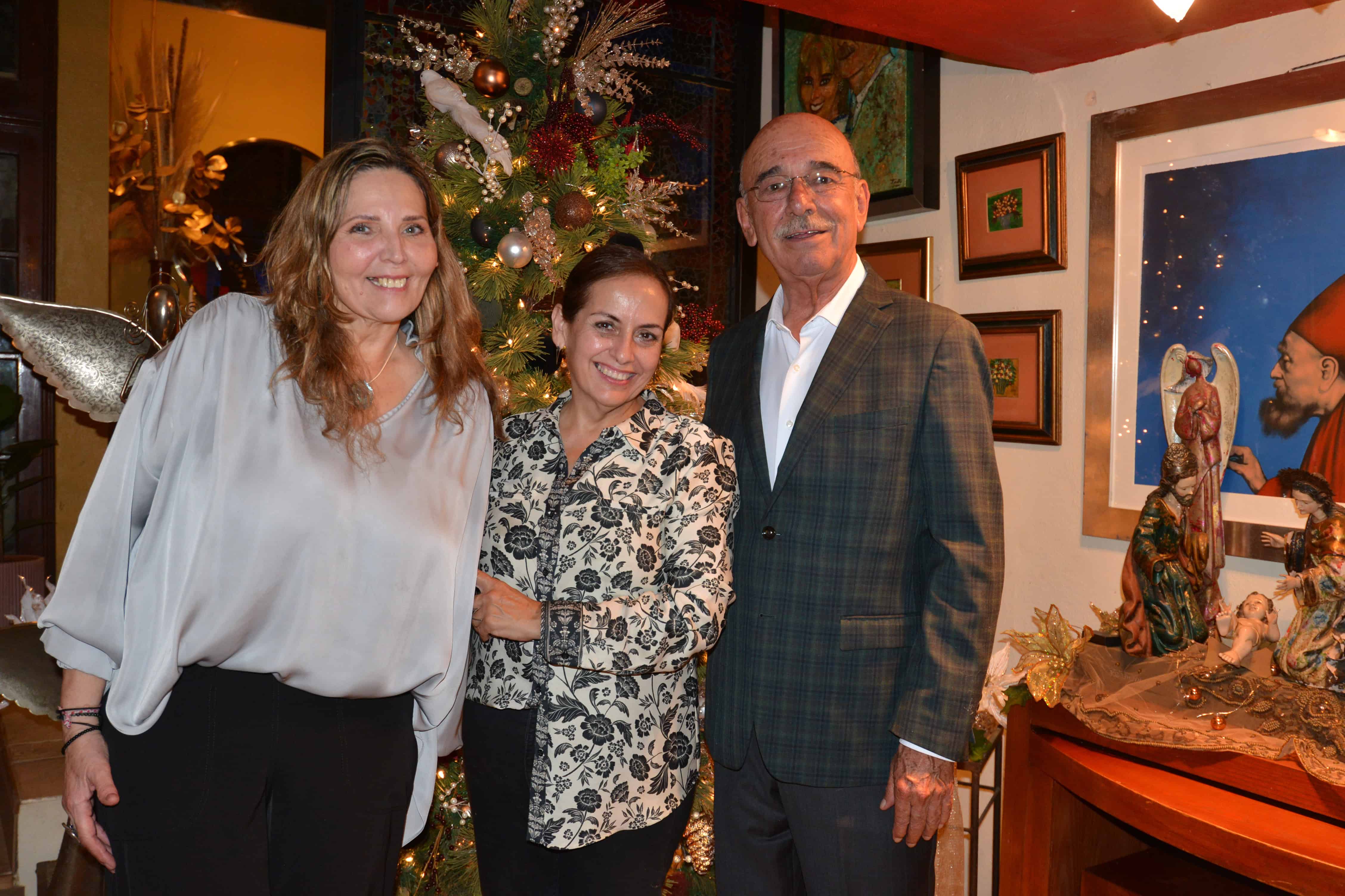 Anfitriones Alfonso y Tere junto al Ñaña Jiménez encargada de la rica cena.