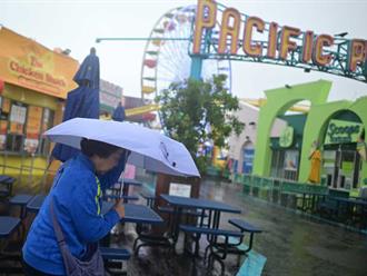 Tormenta azota el sur de California y amenaza con deslaves en áreas afectadas por incendios