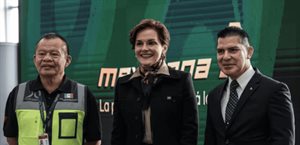 Con mariachi y pastel, celebra Mexicana segundo aniversario