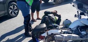 Conductor se echa de reversa y atropella a motociclista en zona centro de Río Bravo