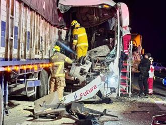 Choque entre autobús y tractocamión en Zaragoza-Victoria deja dos muertos y 36 heridos