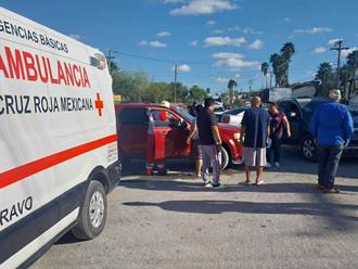 Dos mujeres lesionadas tras choque de camionetas en Río Bravo