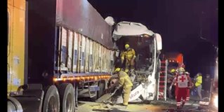 Choque entre autobús y tractocamión en Zaragoza-Victoria deja dos muertos y 36 heridos