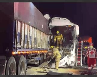 Choque entre autobús y tractocamión en Zaragoza-Victoria deja dos muertos y 36 heridos