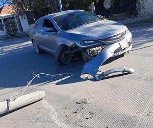 Chrysler 200 gris derriba poste de CFE en accidente