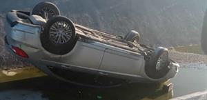 Cae vehículo a canal; posible falla mecánica