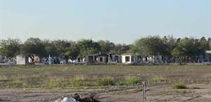 Lo sepultan en terreno privado