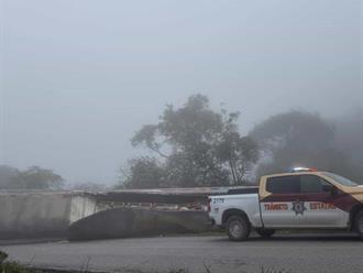 Camión que transportaba alimentos para mascotas volcó en la Ocampo-Tula